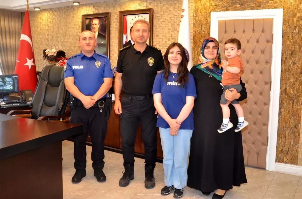 turkiye-birincisi-polis-cocugu-aysenur-demiri-kutladi-d1Qfix5K.jpg