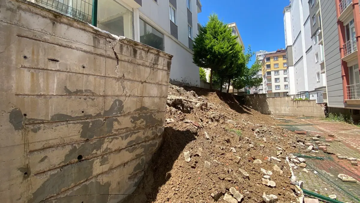 samsunda-saganak-nedeniyle-sitenin-istinat-duvari-coktu-ePWBNGlg.jpg